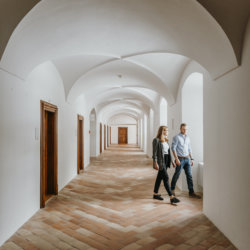 Paar im Klostergang